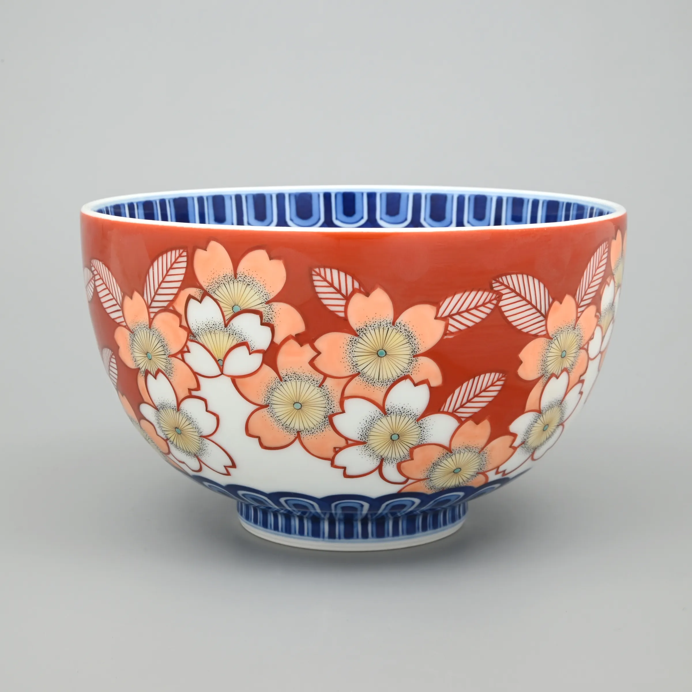 染付地紋桜・飾り深鉢