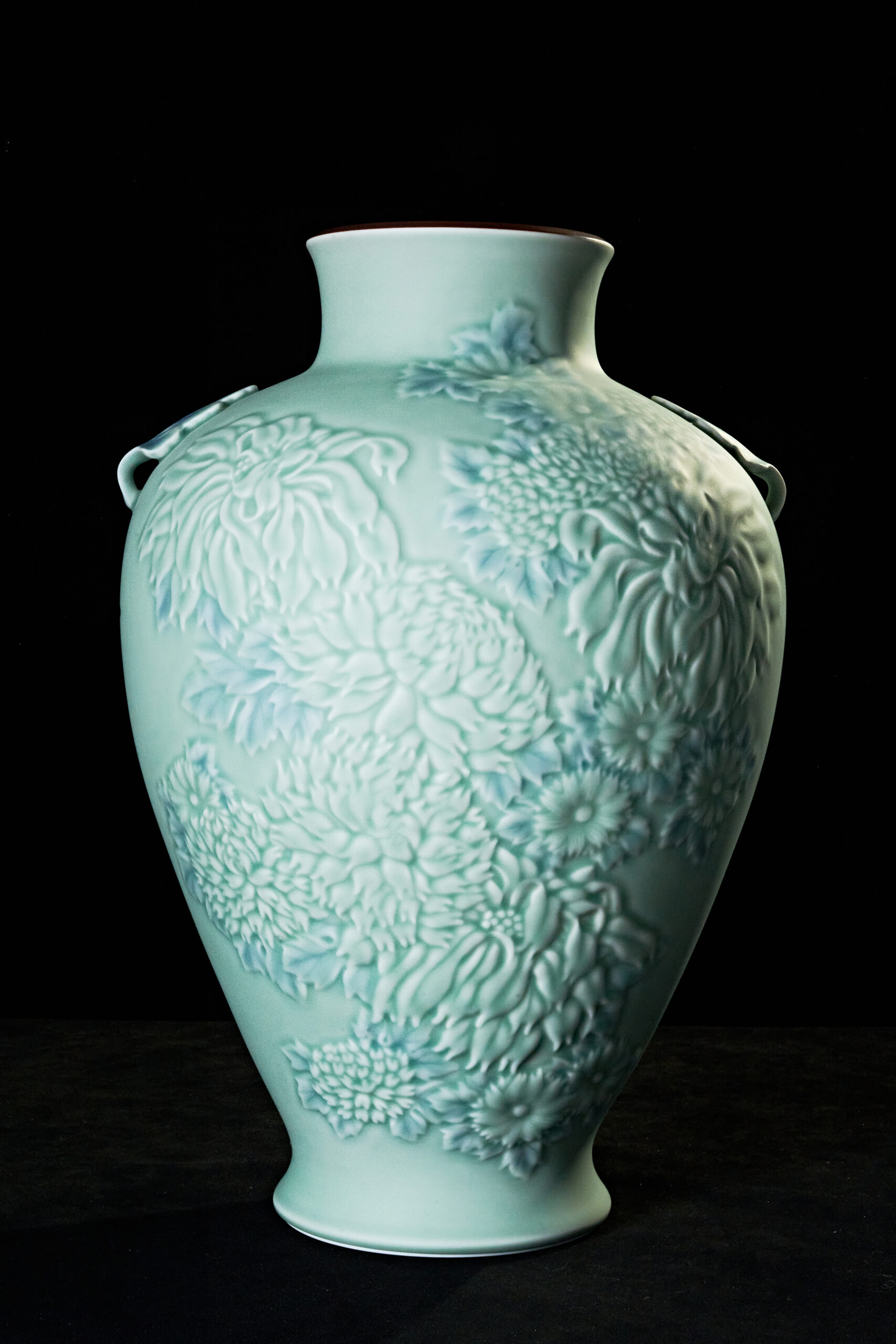 青磁陽刻菊の舞